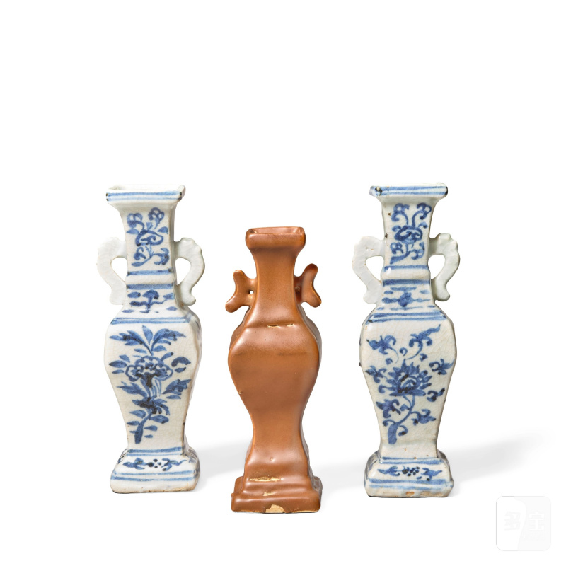 明正統至天順 青花瓶兩件及醬地瓶一件 | A NEAR PAIR OF BLUE AND WHITE VASES AND A CHOCOLATE-BROWN-GLAZED VASE - 图4